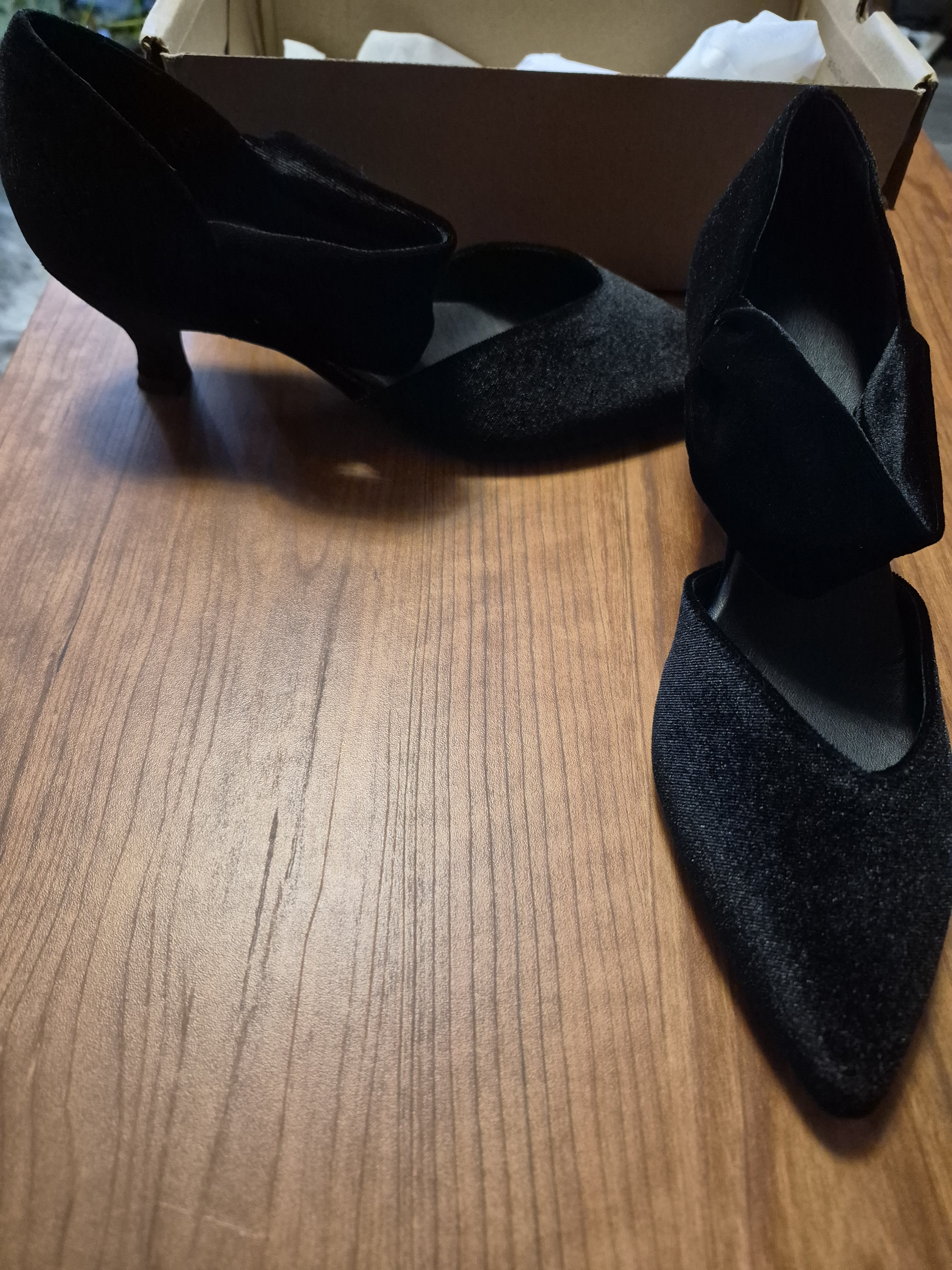 Classic Women's Black Velvet Pointed-Toe Kitten Heels